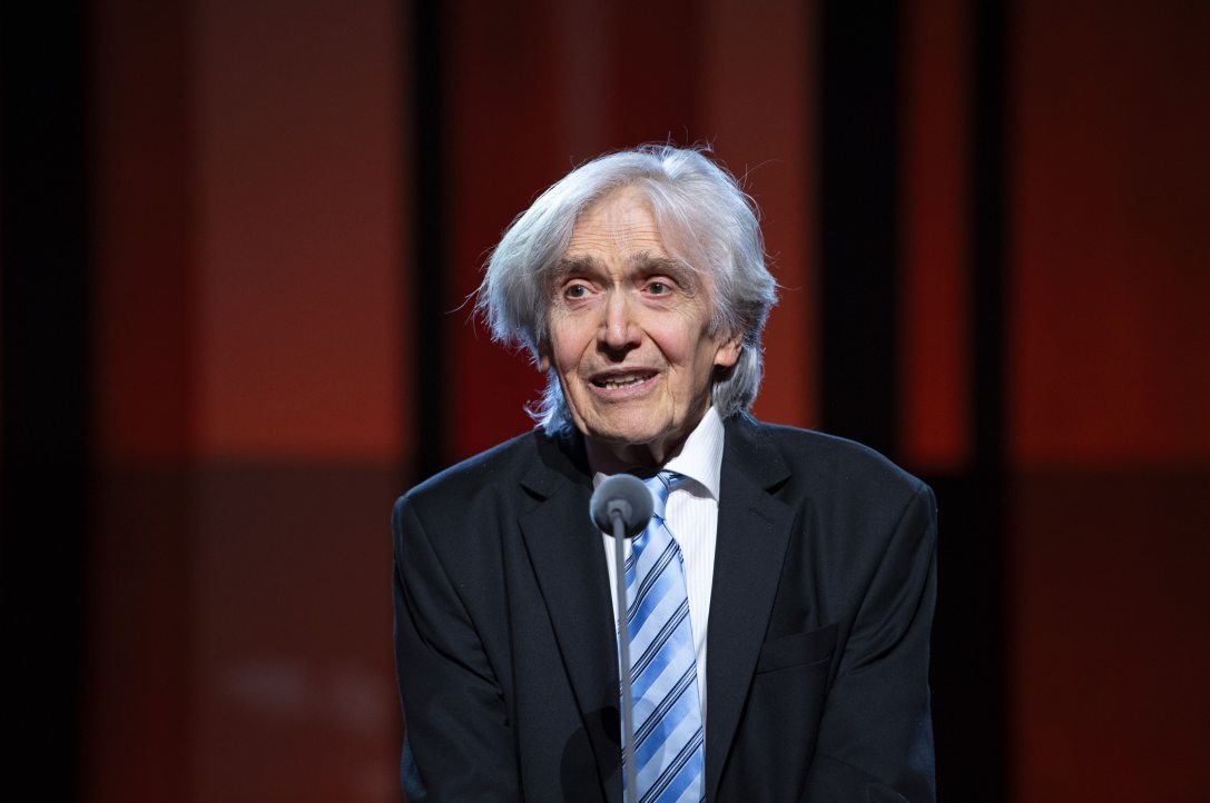 Medveczky Ádám Kossuth- és Liszt Ferenc-díjas karmester, a Magyar Állami Operaház karmestere, miután átvette az év életműdíjasa elismerést a Bartók Rádió Zenei Díjak átadásán a Budapest Music Centerben 2025. május 14-én. Fotó: Bodnár Boglárka / MTI