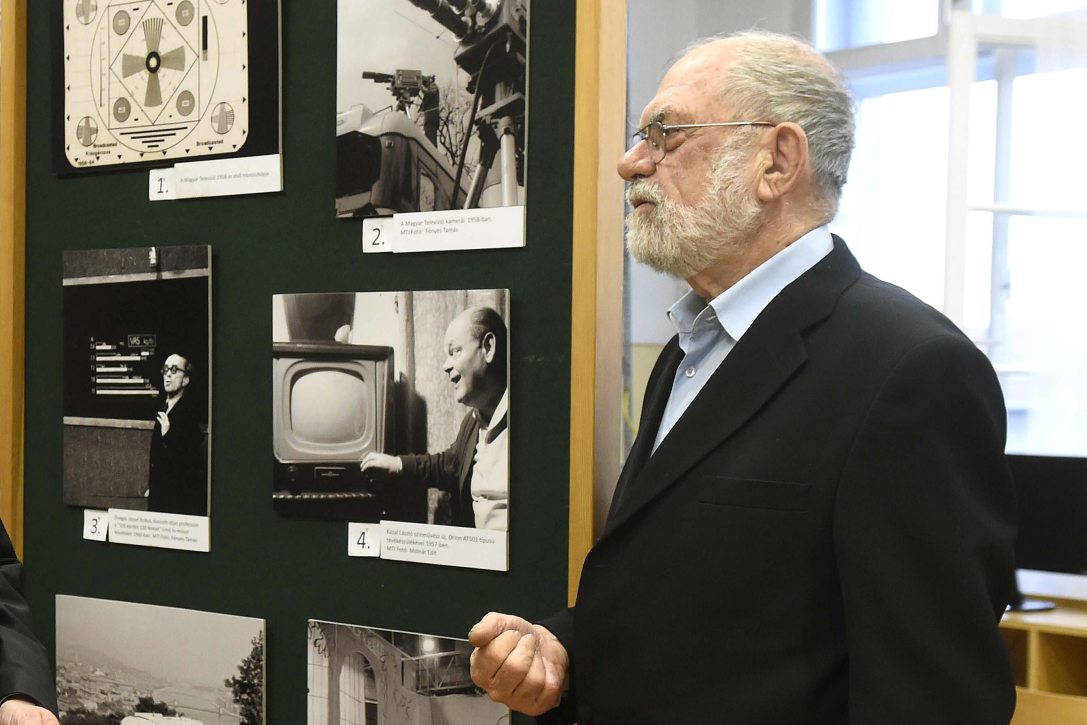 Ráday Mihály, a Budapesti Városvédő Egyesület elnöke a közszolgálati rádió és televízió történetét, ikonikus pillanatait, épületeit bemutató vándorkiállításának első állomásán. Fotó: Bruzák Noémi / MTI