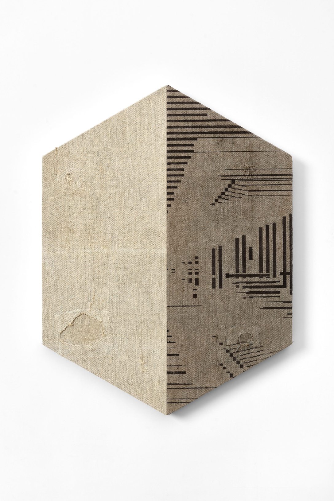 Dukai István_ OBJEKT HXGN V3, 2026, természetes cserzőanyagokkal színezett kézzel szövött lenvászon, akril, 100x75cm