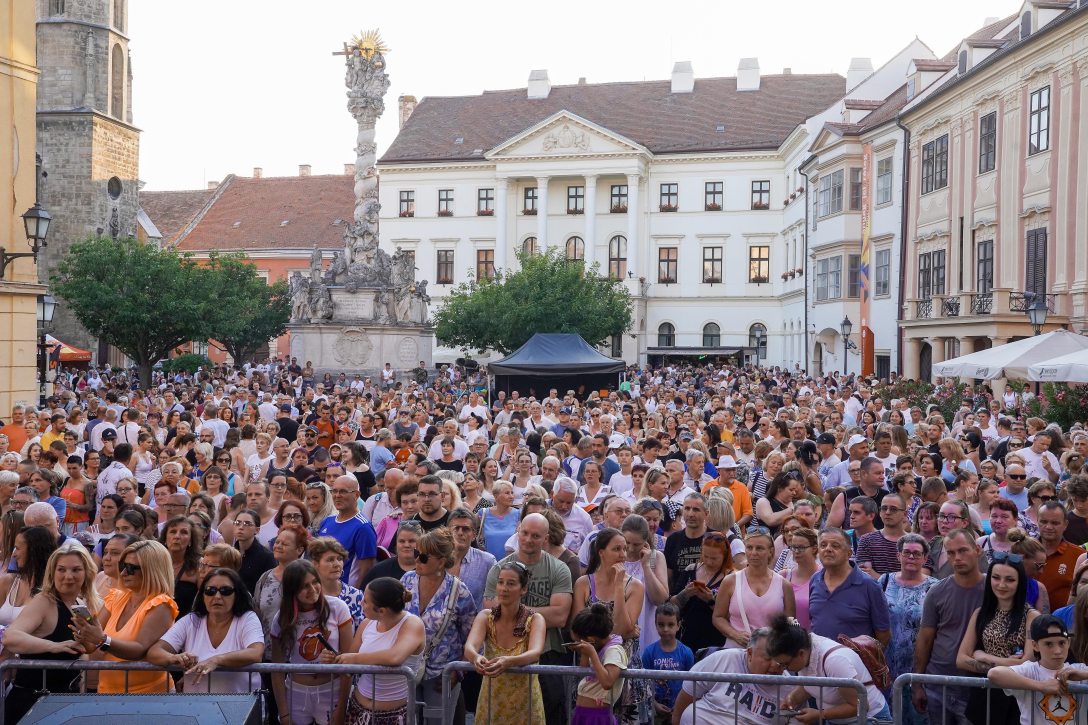 Közönség a SopronFest megnyitóján a soproni Fő téren 2026 június 27-én. Fotó: MTI/Filep István
