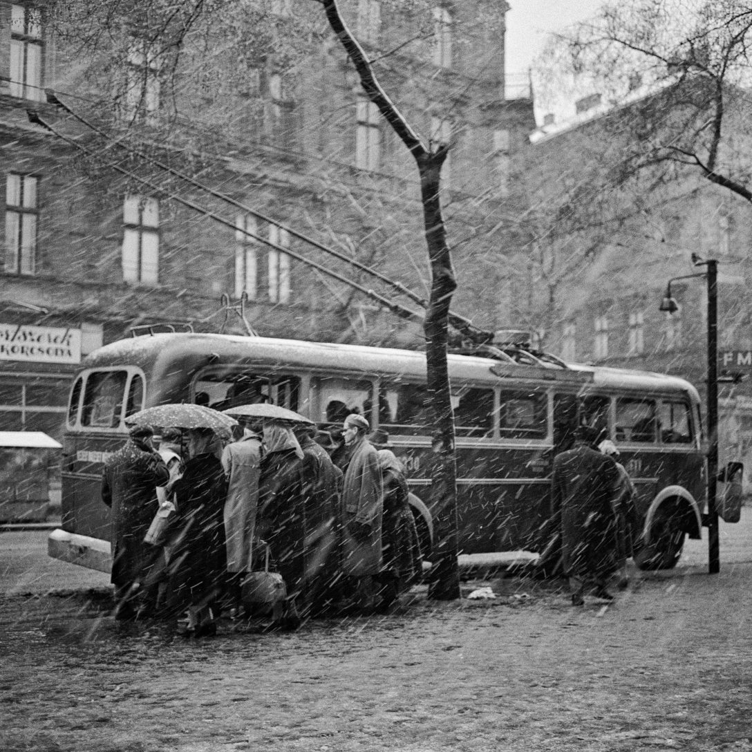 Trolibusz a VII. kerületi Rottenbiller utcán 1955-ben. Szemben a Munkás utca torkolata. Fotó: Fortepan / Hegyi Zsolt / Balla Demeter