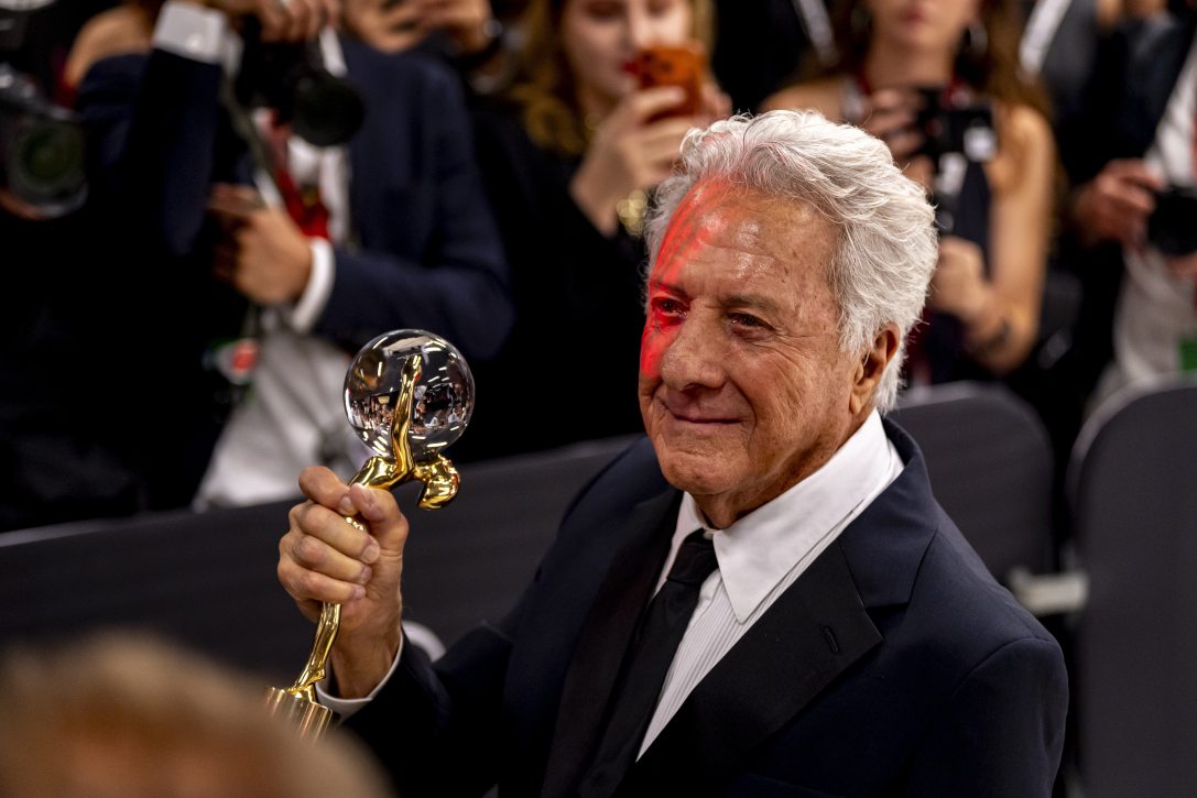 Dustin Hoffman amerikai színész kezében a Kristály Glóbusz díjjal. Fotó: MTI/EPA
