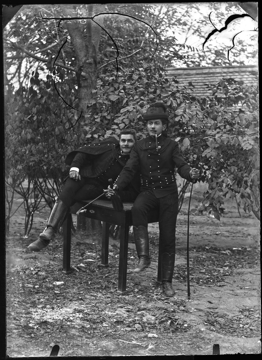 Urasági kocsisok pipával, ostorral Cegléd, 1910-es évek Száger Mária / Mózer Aladár és Rudda Imre felvétele NM F 49815