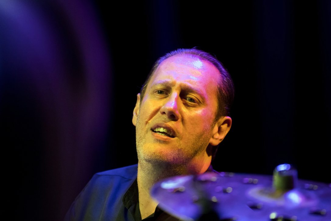Balázs Elemér dobol az 50. születésnapja alkalmából rendezett nagyszabású koncerten a budapesti MOM Kulturális Központban (MOMKult) 2017. szeptember 23-án.  Fotó: Mohai Balázs / MTI