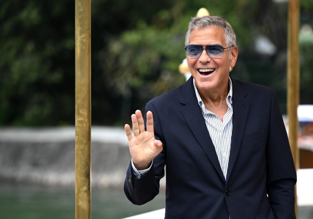 George Clooney amerikai színész a 82. Velencei Nemzetközi Filmfesztiválra érkezik 2025. augusztus 27-én, a szeptember 6-ig tartó filmes seregszemle nyitónapján.  MTI/EPA/ANSA/Ettore Ferrari