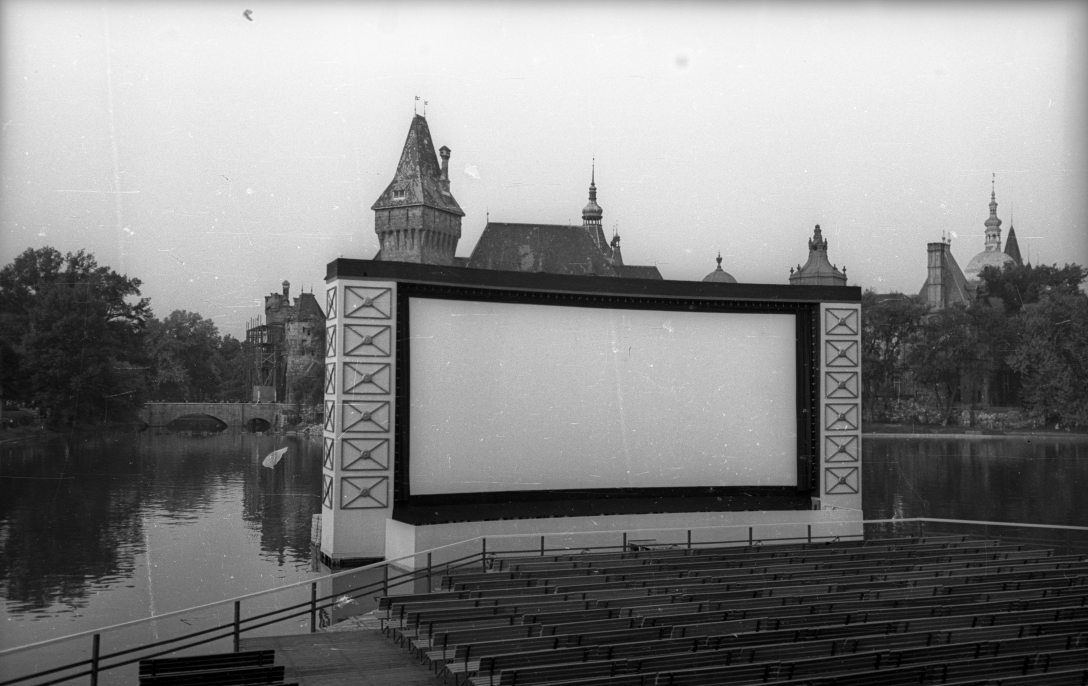 A Tó mozi a Városligetben 1957-ben. Háttérben a Vajdahunyad vára. Fotó: Fortepan / Bauer Sándor