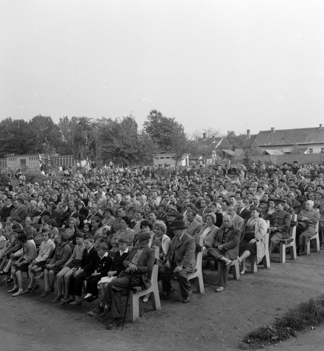 A szabadtéri színpad nézőtere a szentgotthárdi Várkertben 1962-ben. Fotó: Fortepan / Szalay Zoltán