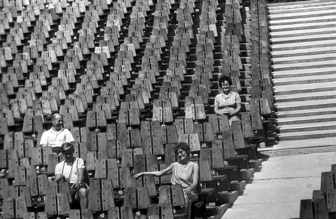 A szabadtéri színpad nézőtere a tatai Angolkertben 1970-ben. Fotó: Fortepan / Kriss Géza