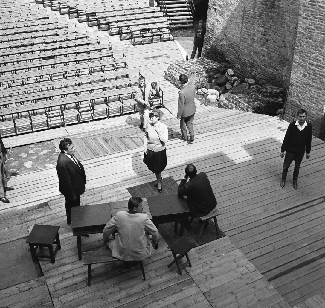 Sárközi György: Dózsa című drámájának próbája a Gyulai Várszínházban 1965-ben. Középen Szirtes Ádám és Stefanik Irén, háttérben Szoboszlay Sándor színművészek, jobbra fehér ingben Miszlay István rendező. Fotó: Fortepan / Kotnyek  Antal