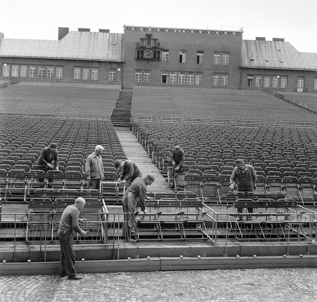 Épül a szabadtéri játékok nézőtere a szegedi Dóm téren 1965-ben. Fotó: Fortepan / Bojár Sándor
