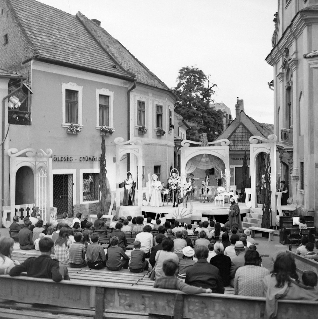 A nyári Szentendrei Teátrum Paisiello: Botcsinálta hölgyek című előadása a Fő (Marx) téren 1971-ben. Fotó: Fortepan / Kotnyek Antal