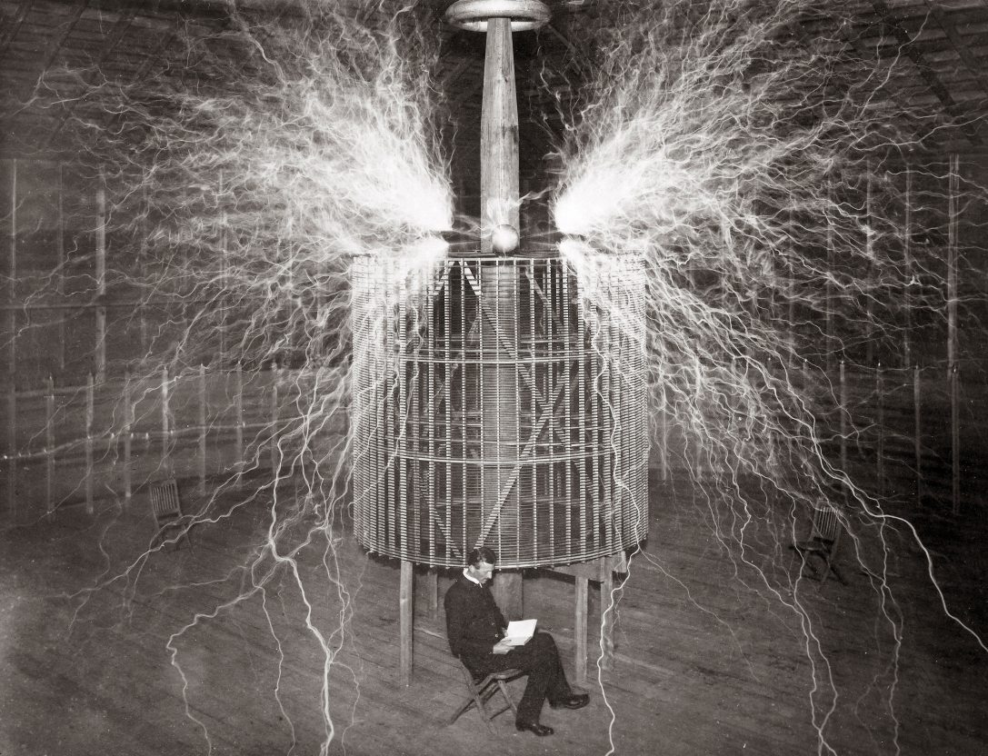 Nikola Tesla a Colorado Springs-i laboratóriumában, „nagyító adója” (Magnifying Transmitter) mellett, 1899-ben. A híres felvétel trükkfotó (többszörös expozíció). Bridgeman Images via AFP