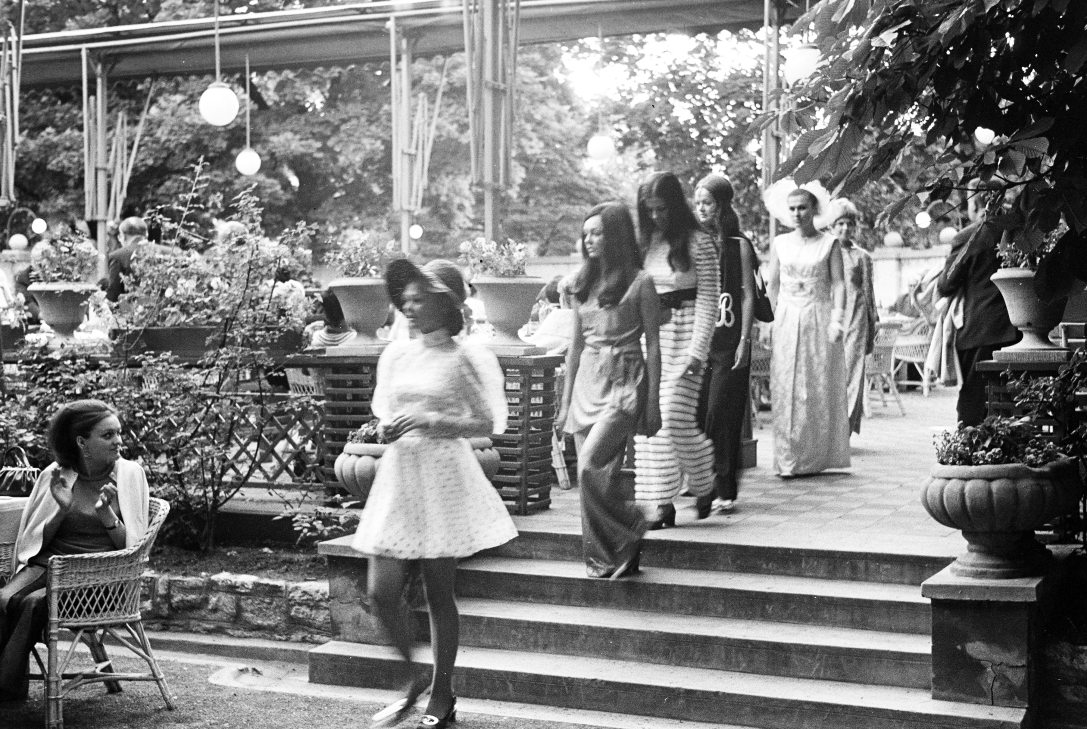 Divatbemutató a budapesti Gundel Étterem kerthelyiségében 1970-ben. Fotó: Fortepan / Artfókusz / Fábián József