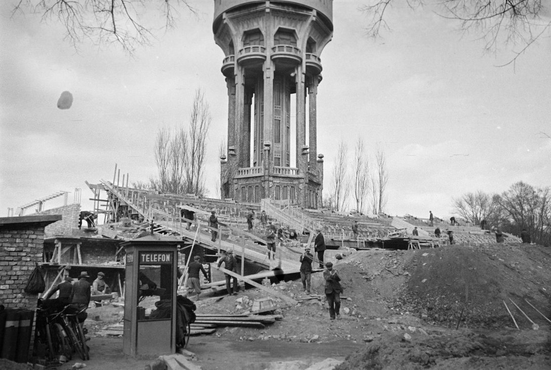 A Margitszigeti Szabadtéri Színpad építése 1938-ban. Fotó: Fortepan / Inkey Tibo