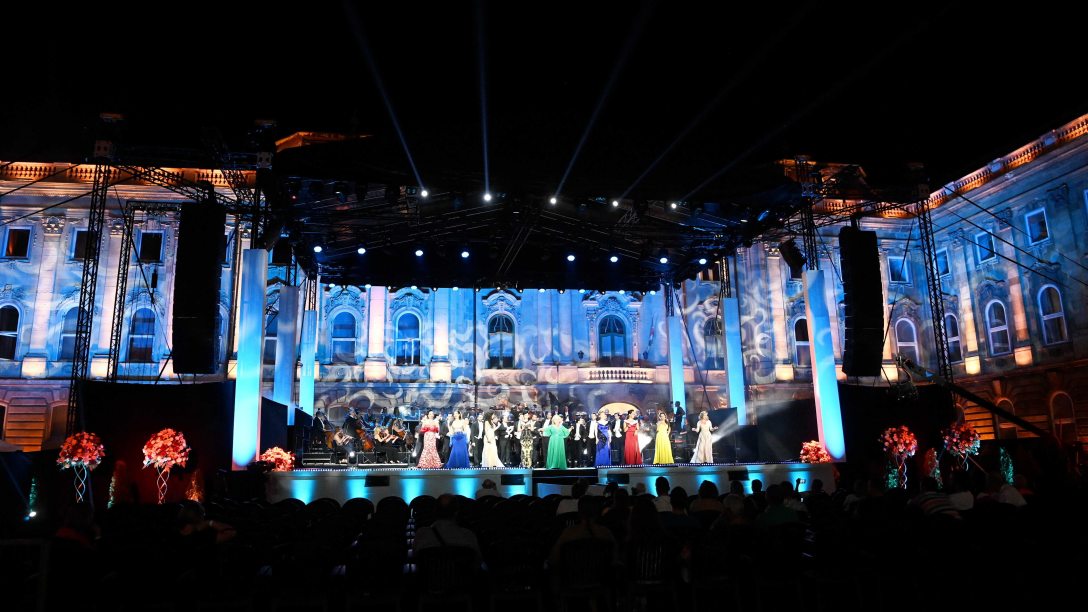 Művészek a Budavári Palotakoncert - A tizedik című gálaest próbáján a budai Vár Oroszlános udvarán 2022. augusztus 4-én. Az előadás augusztus 5-én és 6-án látható Vincze Balázs rendezésében. Fotó: Bruzák Noémi