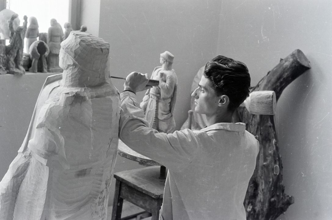 Szervátiusz Tibor szobrászművész a fiatal képzőművészek kiállítására készülő alkotásán dolgozik 1959-ben. Fotó: Dőri András / Fortepan