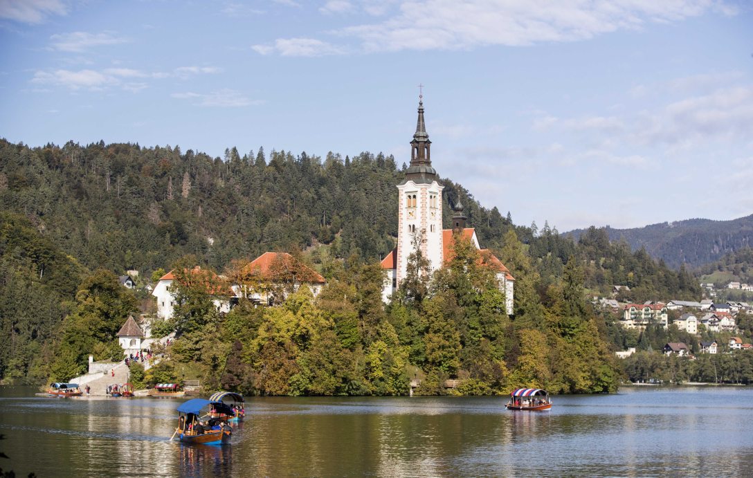 Turistákkal teli bárkák tartanak a Bledi-tó közepén lévő Nagyboldogasszony-templomhoz a szlovéniai Bledben 2019. október 5-én. MTI/EPA/Erdem Sahin