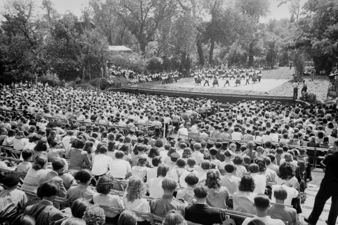 Előadás a Margitszigeti Szabadtéri Színpadon 1949-ben. Fotó: Fortepan / Kovács Márton Ernő