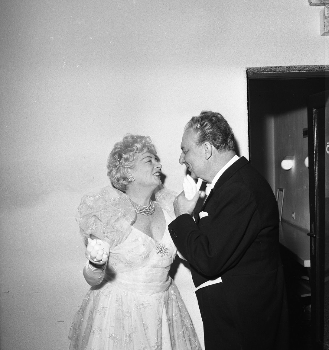 Honthy Hanna operett primadonna és Udvardy Tibor operaénekes a margitszigeti Szabadtéri Színpad öltözőinél, a Garden party című előadás idején 1965-ben. Fotó: Fortepan / Kotnyek Antal