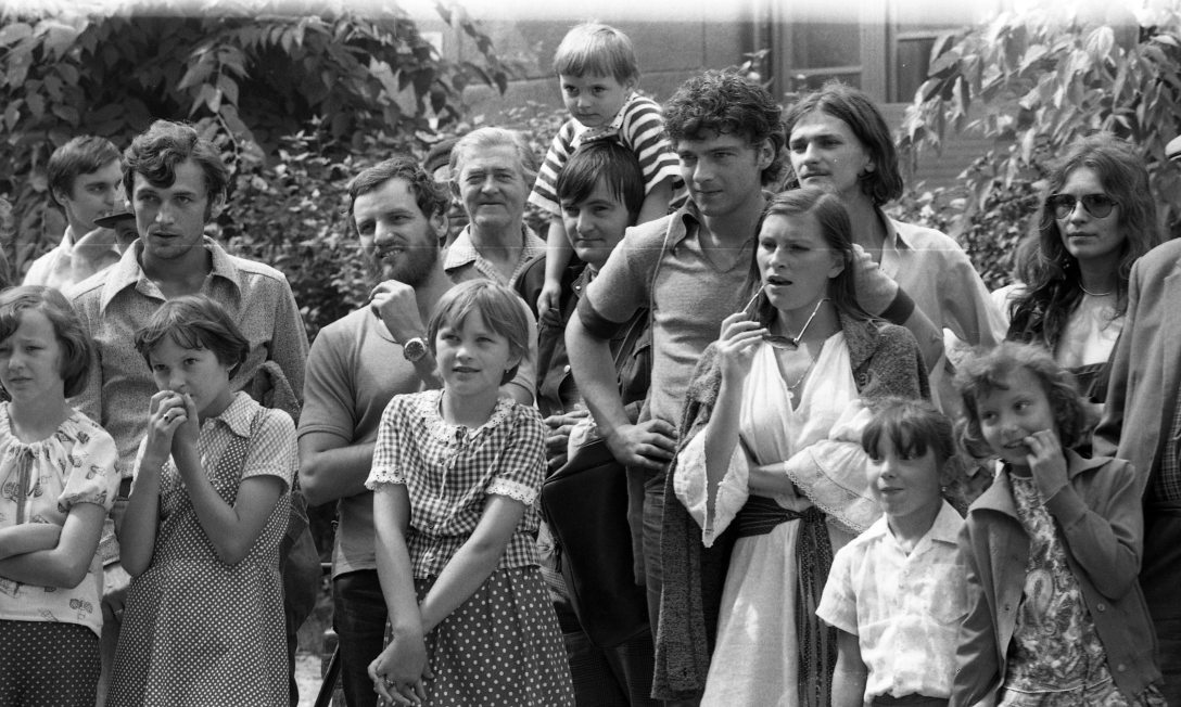 A Tanyaszínház Panthelin mester című előadásának közönsége Kisbéren 1979-ben. Fotó: Fortepan / Urbán Tamás