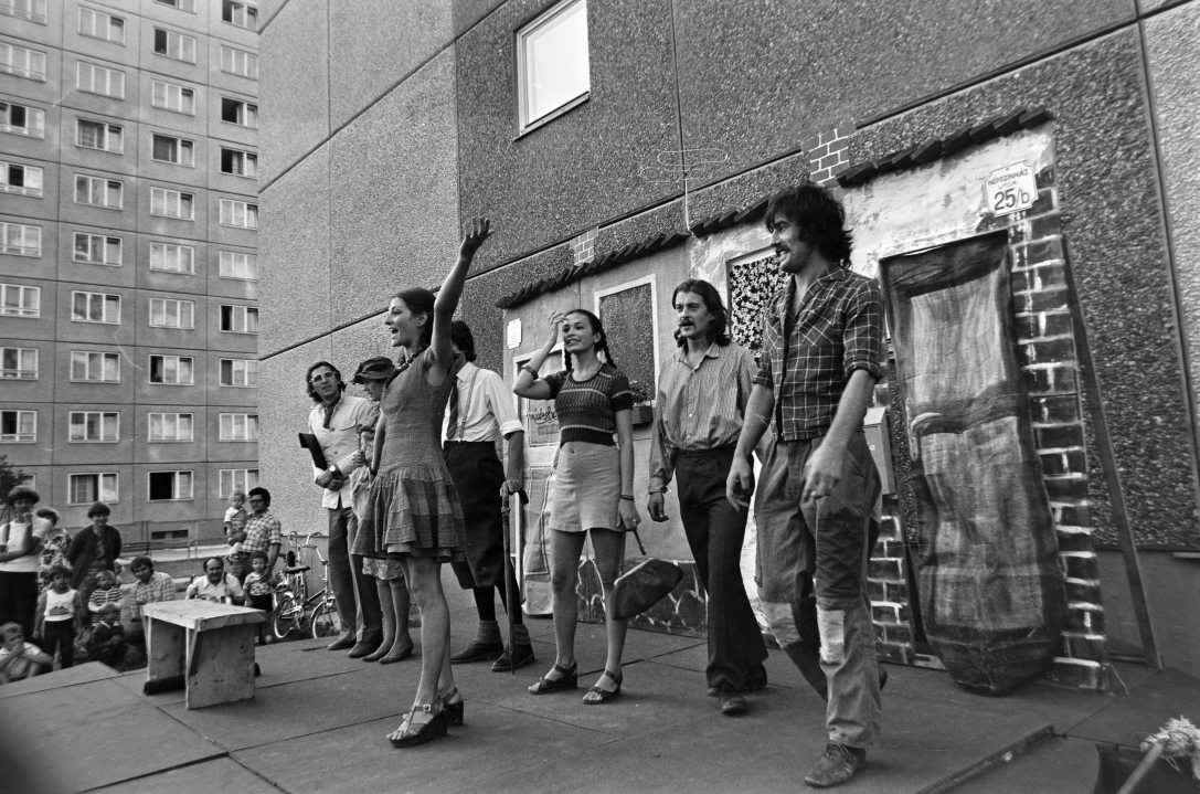 A 25. Színház Tanyaszínházának Moliére színművéből készült, Duda Gyuri elindul című előadása a XI. kerületi Allende parkban 1977. augusztus 17-én. Fotó: Fortepan / Gábor Viktor