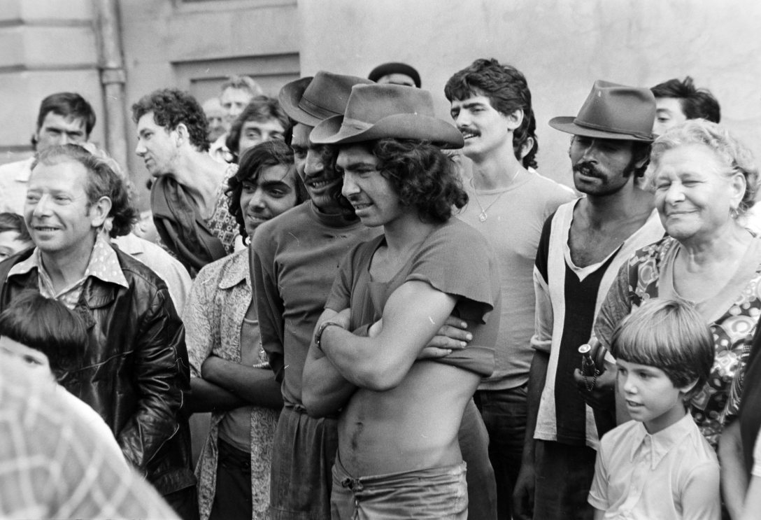 A 25. Színház Tanyaszínházának Moliére színművéből készült, Duda Gyuri elindul című előadás nézői az Üllői úton 1977. augusztus 17-én. Fotó: Fortepan / Gábor Viktor