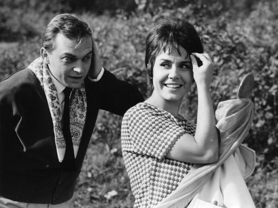 Jelenet az MTV 1963. szilveszteri műsorában sugározott, Slágermúzeum című revüfilmből. Bodrogi Gyula és Lehoczky Zsuzsa színművészek. Fotó: Fortepan / Hangosfilm