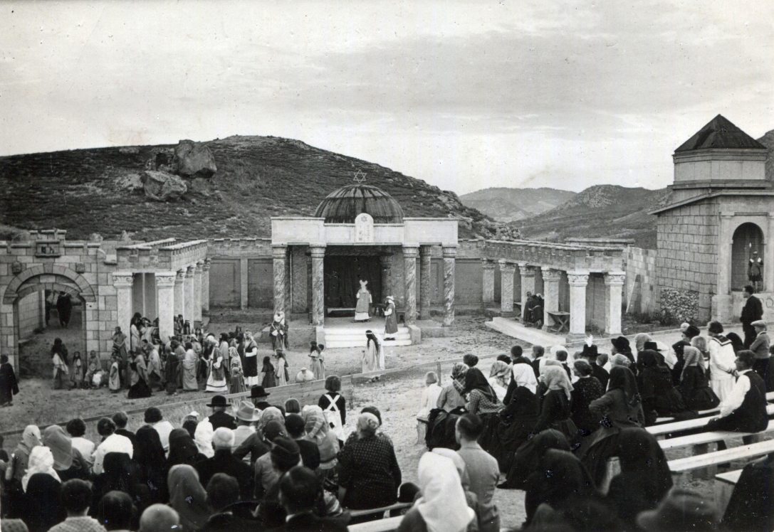A Budaörsi Passió szabadtéri előadása a Kő-hegyen 1935-ben. Fotó: Fortepan / Jakob Bleyer Heimatmuseum