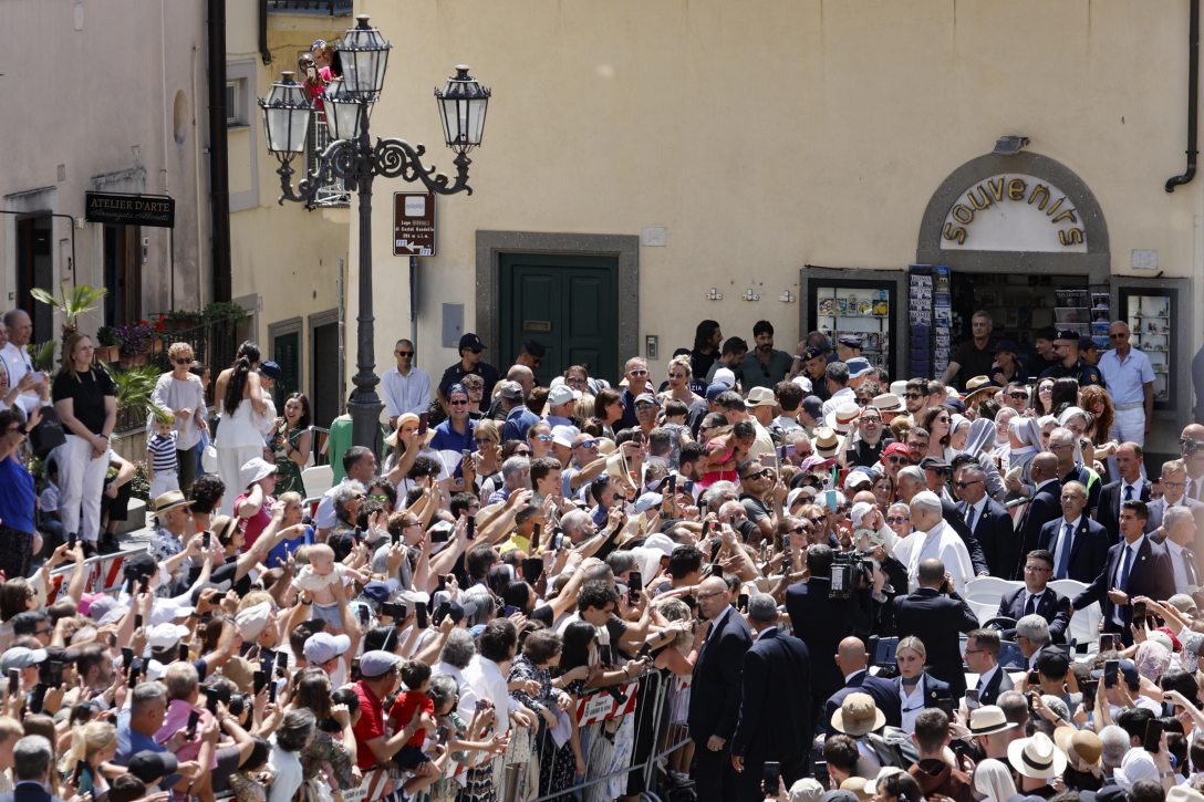 XIV. Leó pápa üdvözli a híveket a vasárnapi Úrangyala imádsága (Angelus) után a nyári rezidenciájánál, a Róma közelében levő Castel Gandolfo apostoli palotájánál július 12-én.  Fotó: MTI/EPA/ANSA/Fabio Frustaci