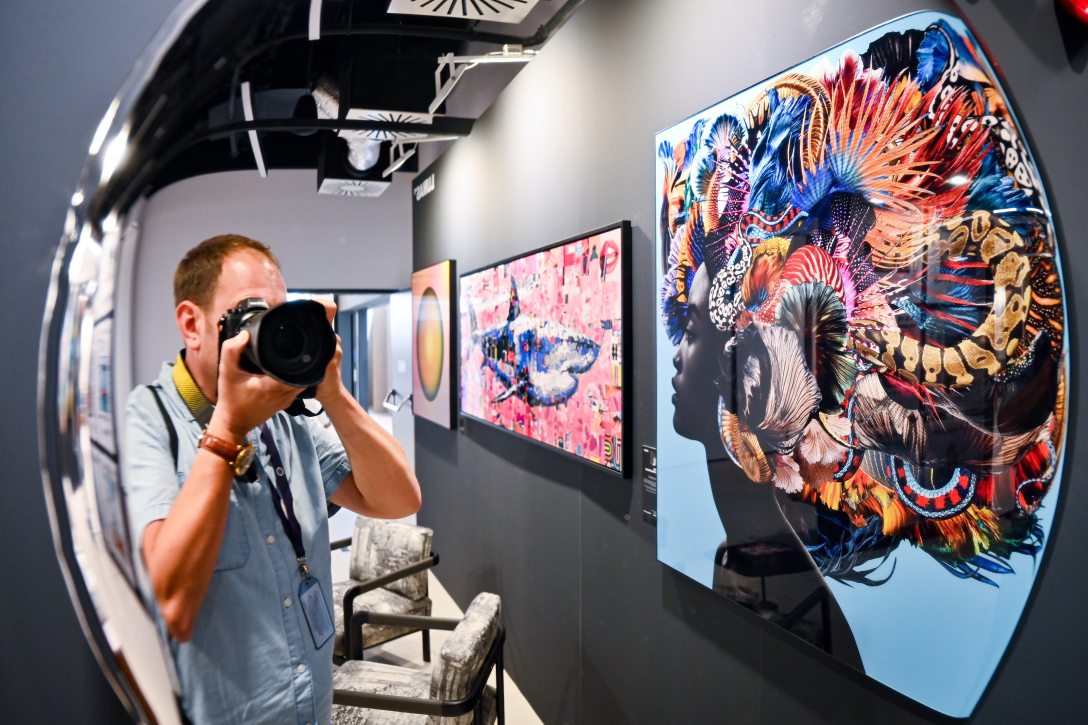 Krizsán Csaba fotóriporter a Füred Art Week (FAW) kiállításon a Balatonfüred Kongresszusi Központban 2025. július 18-án. Fotó: MTI/Krizsán Csaba