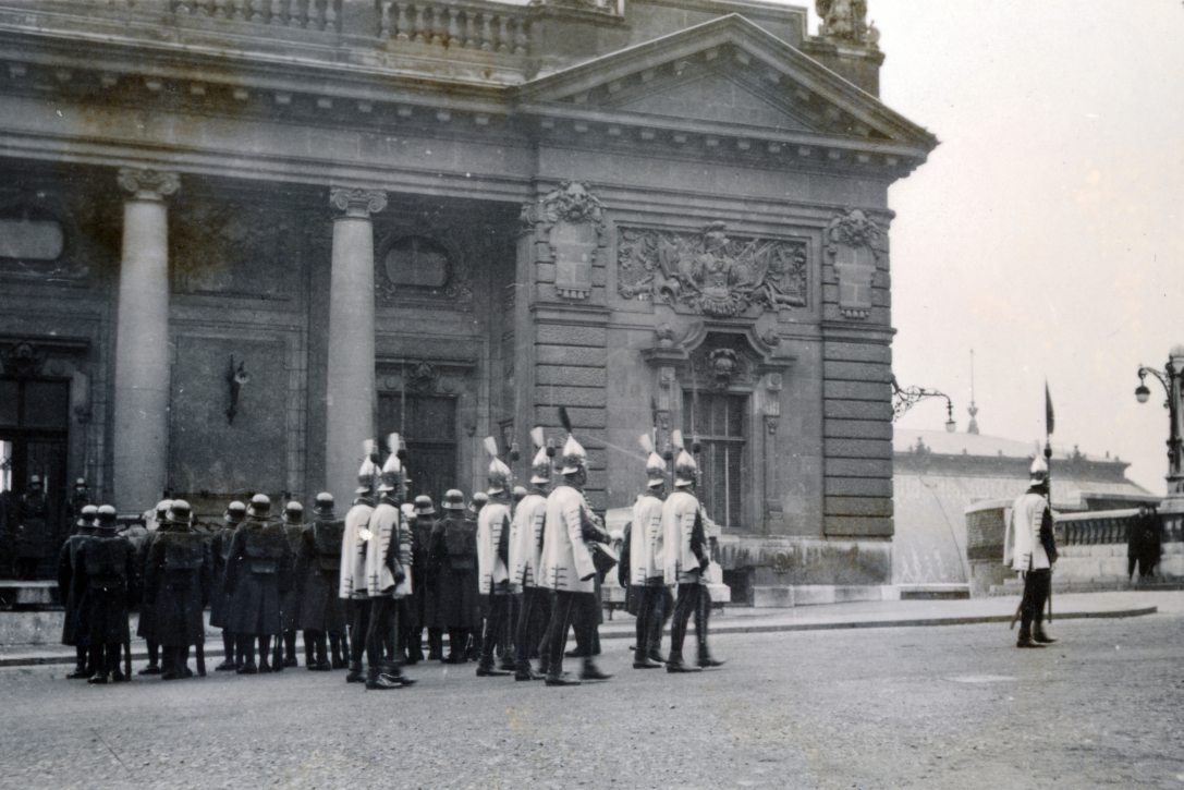 Királyi Palota (később Budavári Palota), Hunyadi udvar. Őrségváltás a főőrségi épület előtt 1933-ban. Fotó: Fortepan / Alföldy Mari