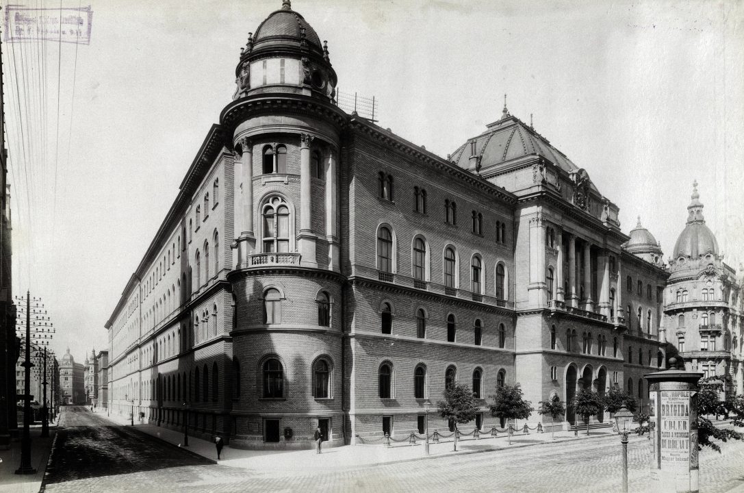 Nagy Ignác (Koháry) utca - Alkotmány utca sarok, Magyar Királyi Törvényszéki palota. A felvétel 1896 körül készült. Fotó: Fortepan / Budapest Főváros Levéltára. Levéltári jelzet: HU.BFL.XV.19.d.1.07.186