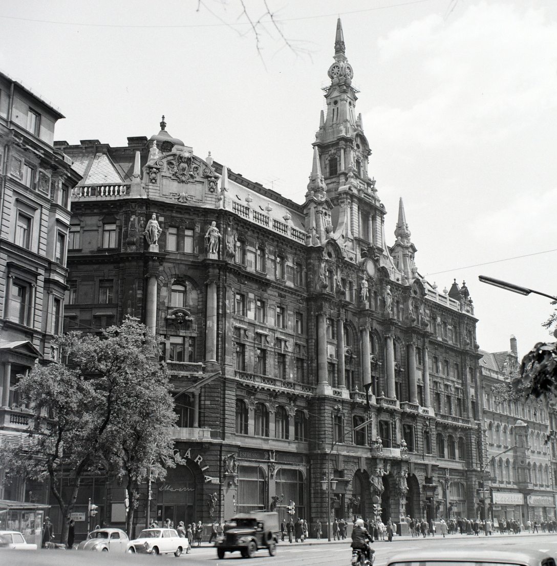 New York-palota a főváros VII. kerületében, az Erzsébet körút 9. szám alatt. Fotó: Fortepan / FŐFOTÓ