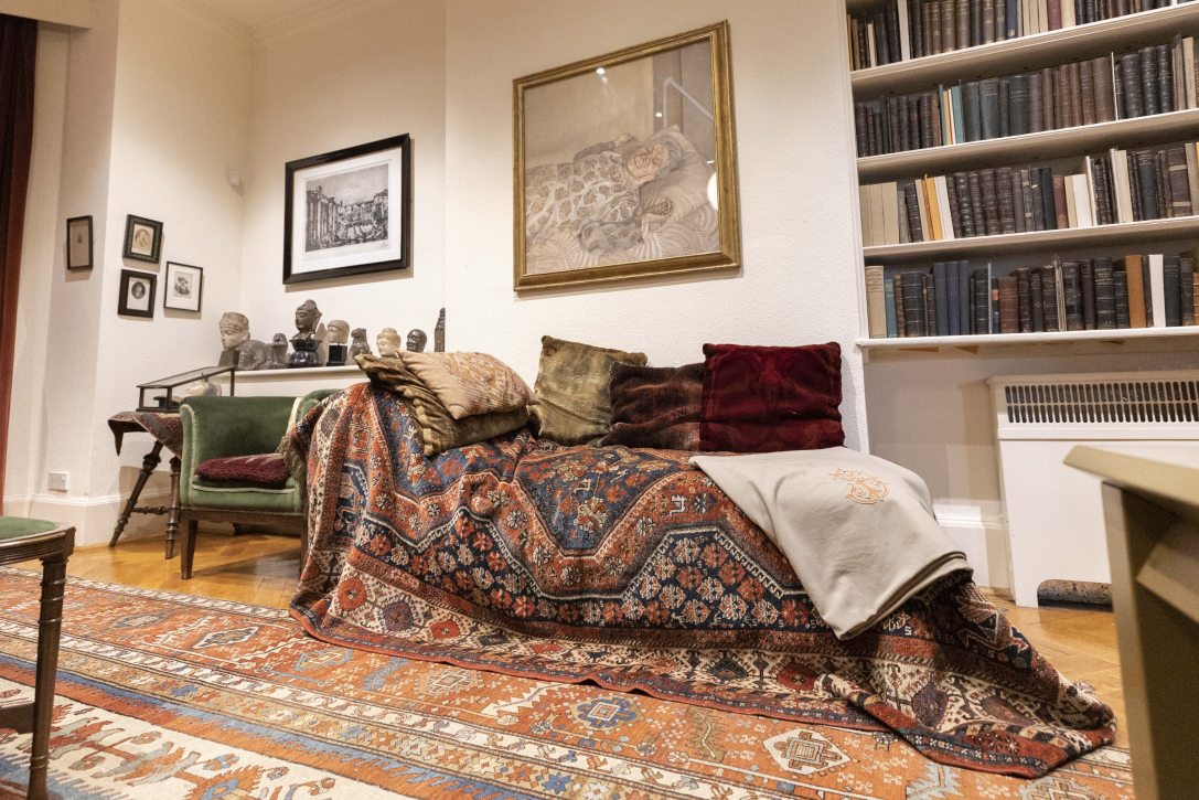 Freud híres pszichoanalitikus kanapéja a londoni Freud Múzeumban. Fotó:  Rasid Necati Aslim / Anadolu Agency via AFP