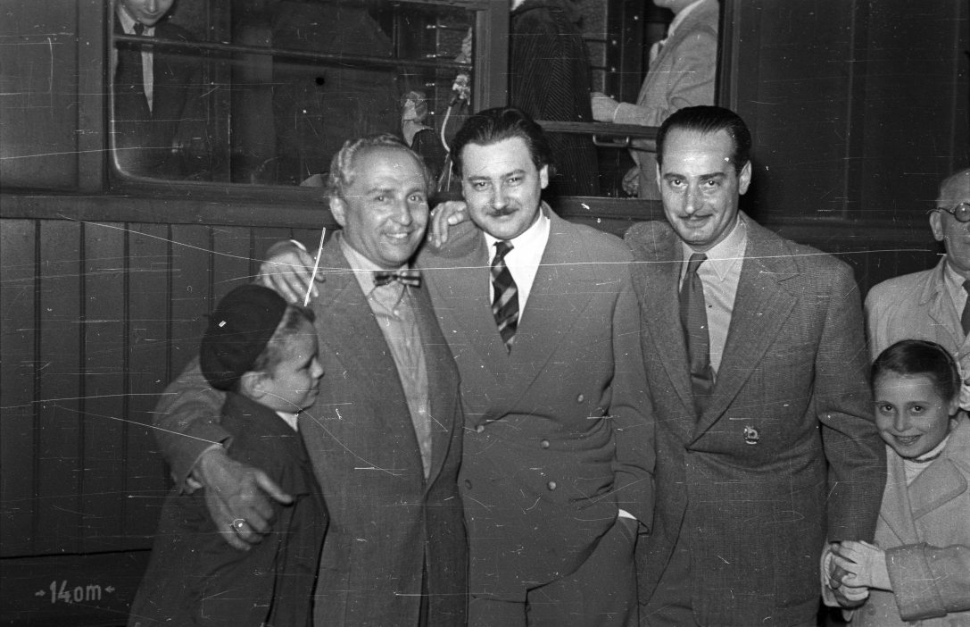 Budapest 1956. Nyugati pályaudvar, a Szovjetunióba utazó negyventagú esztrádegyüttes szereplői közül Alfonzó (Markos József), Szenes Iván dalszövegíró, Rodolfo (Gács Rezső). Fotó: Fortepan / Bauer Sándor