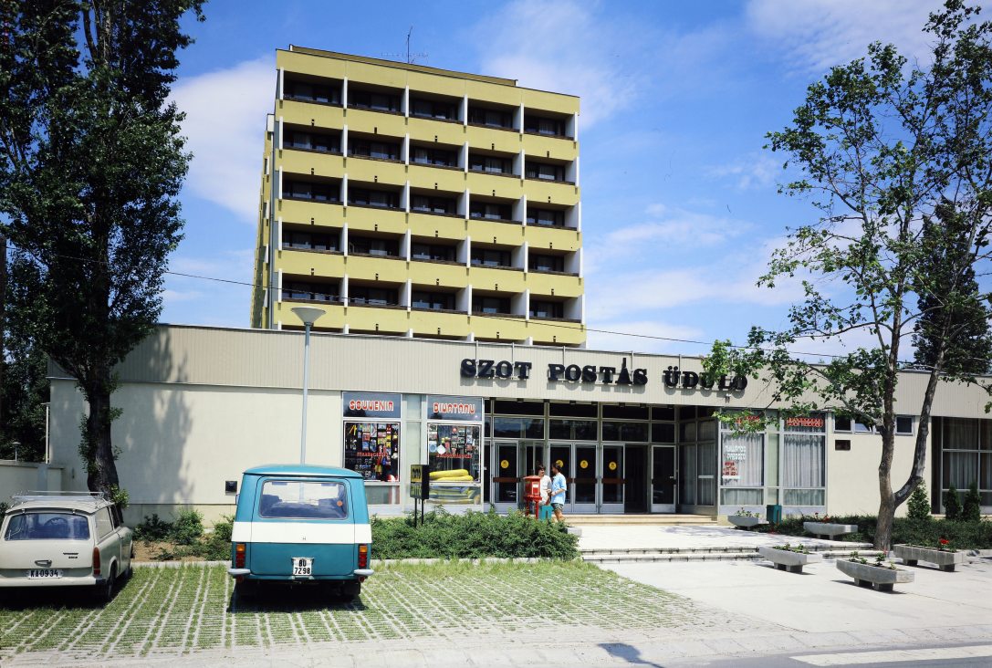 A SZOT Postás Üdülő Balatonlellén 1988-ban. Fotó: Záray Péter / Fortepan