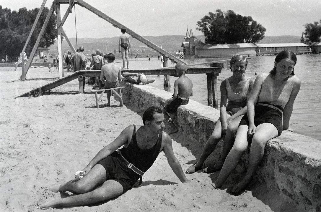 A keszthelyi strand 1934-ben, háttérben a Sziget-fürdő. Fotó: Nagy Emese / Fortepan