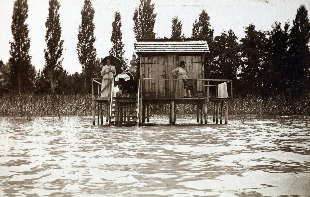 Fürdőház Siófokon 1913-ban. Fotó: Zichy kúria, Zala / Fortepan