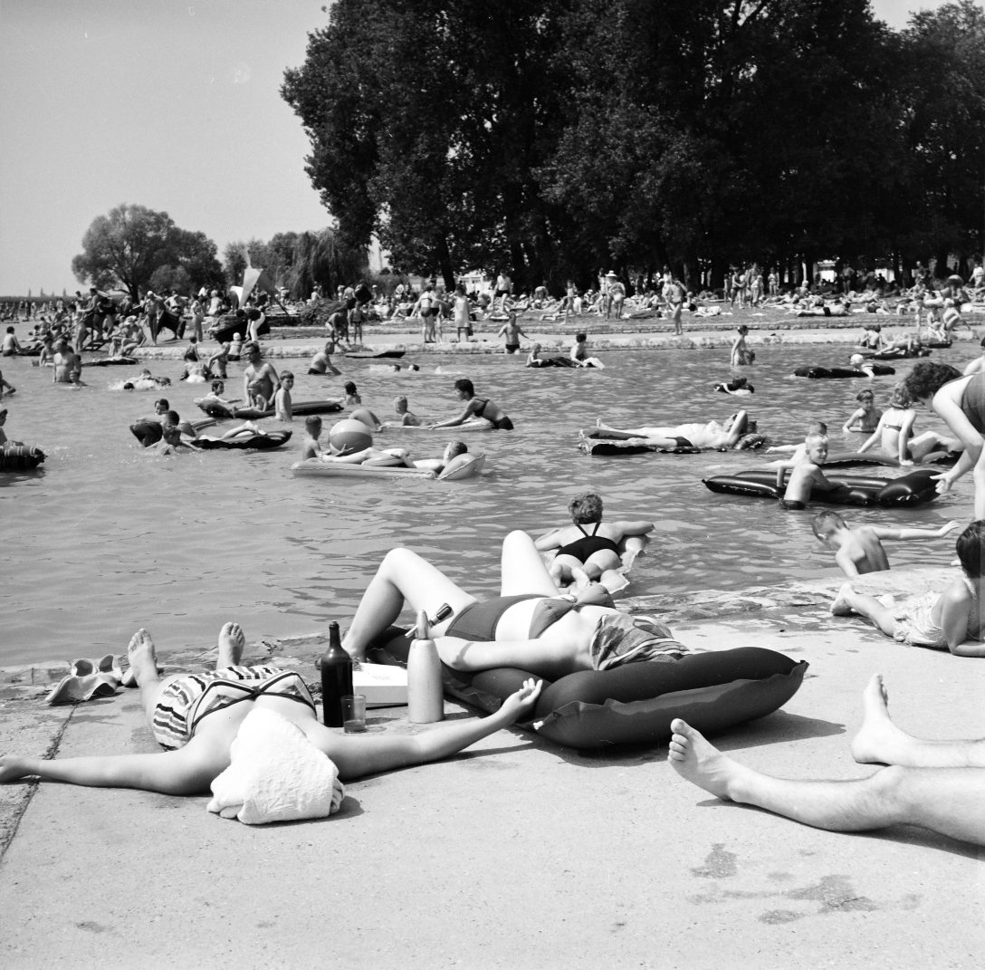 A balatonfüredi kemping strandja 1966-ban. Fotó: Inkey Tibor / Fortepan