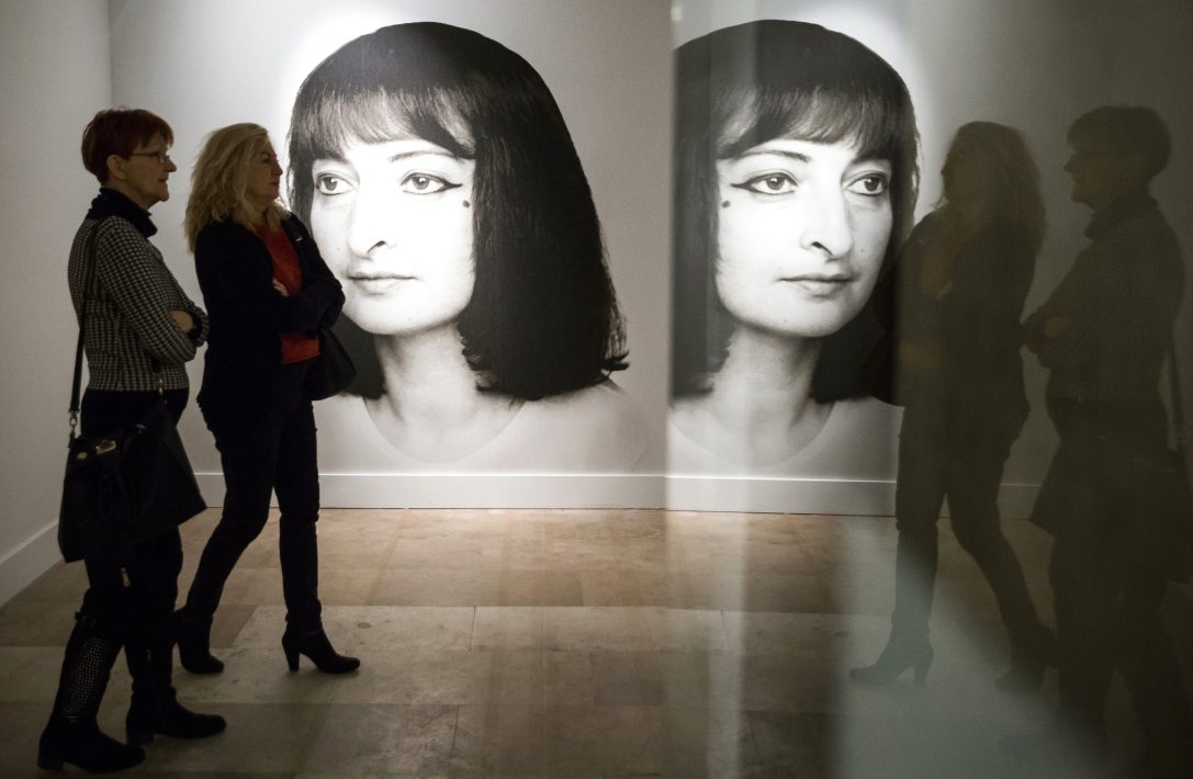 Érdeklődők az egyetlen magyar klasszikus szürrealista festőként számon tartott, 90 éve született Ország Lili munkásságát bemutató Árny a kövön című kiállítás megnyitóján. Fotó: Mohai Balázs / MTI