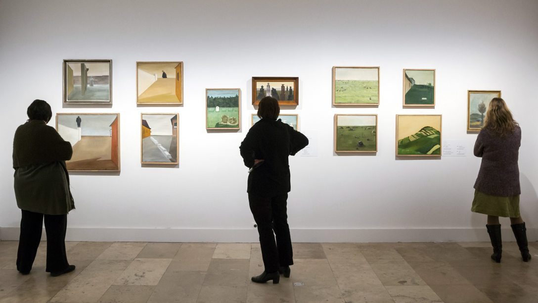 Falak, romok, labirintusok, szorongás és szürrealizmus – 100 éve született...