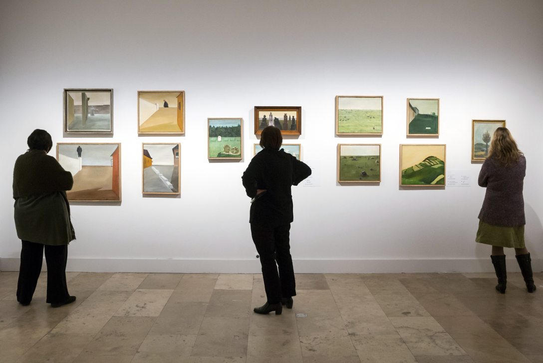 Érdeklődők az egyetlen magyar klasszikus szürrealista festőként számon tartott, 90 éve született Ország Lili munkásságát bemutató Árny a kövön című kiállítás megnyitóján. Fotó: Mohai Balázs / MTI
