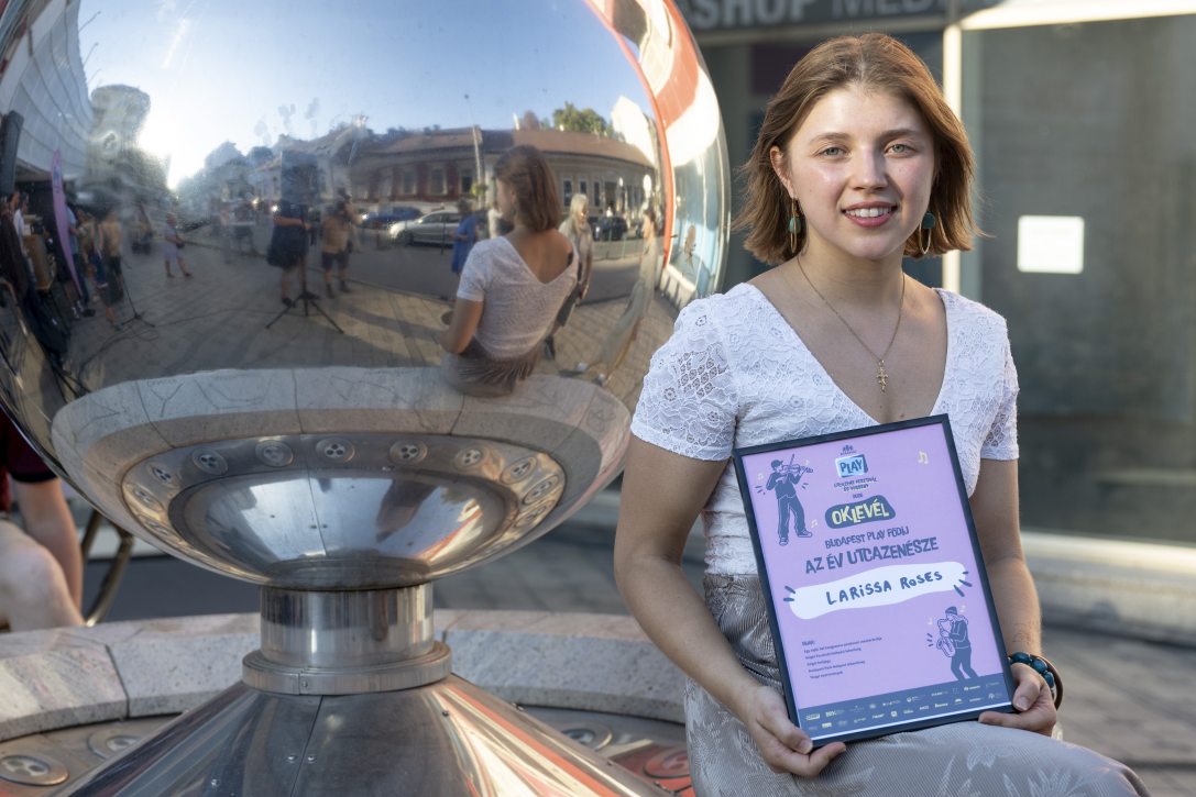 Larissa Roses előadóművész, a Budapest Play Utcazene Fesztivál és Verseny fődíjának nyertese az első fővárosi utcazenész fesztivál és verseny díjkiosztóján a budapesti Fény utcai piac előtt 2026. augusztus 8-án. Fotó: MTI/Kovács Márton
