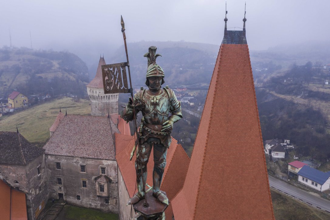 Hunyadi János 1873-ban állított bronz szobra a XV. században épült vajdahunyadi vár Hímes-tornyának tetején. Fotó: Molnár-Bernáth László / MTI