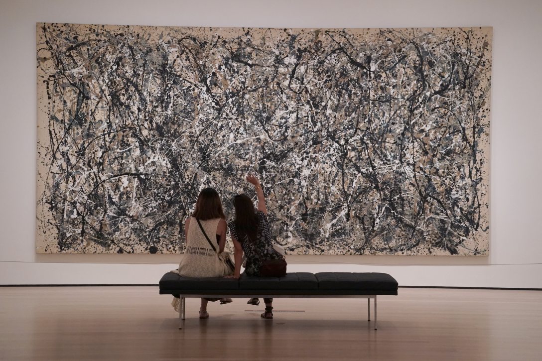 Nők egy Jackson Pollock-festményt néznek a Modern Művészetek Múzeumában (MoMA) 2020. augusztus 27-én New Yorkban. Fotó: Timothy A. Clary / AFP