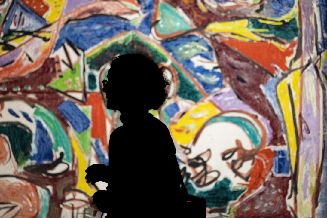 Egy nő elhalad Jackson Pollock (1912-1956) amerikai művész „A kulcs” című festménye mellett a „Jackson Pollock, Les Premieres Annees (1934-1947)” című kiállítás installációja során. Fotó: Alain Jockard / AFP