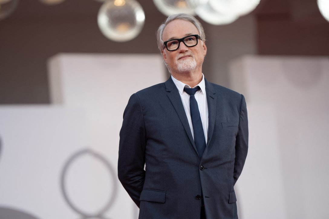 David Fincher rendező részt vett a „A gyilkos” című film vörös szőnyeges bemutatóján a 80. Velencei Nemzetközi Filmfesztiválon, 2023. szeptember 3-án. Fotó: Luca Carlino / NurPhoto via AFP