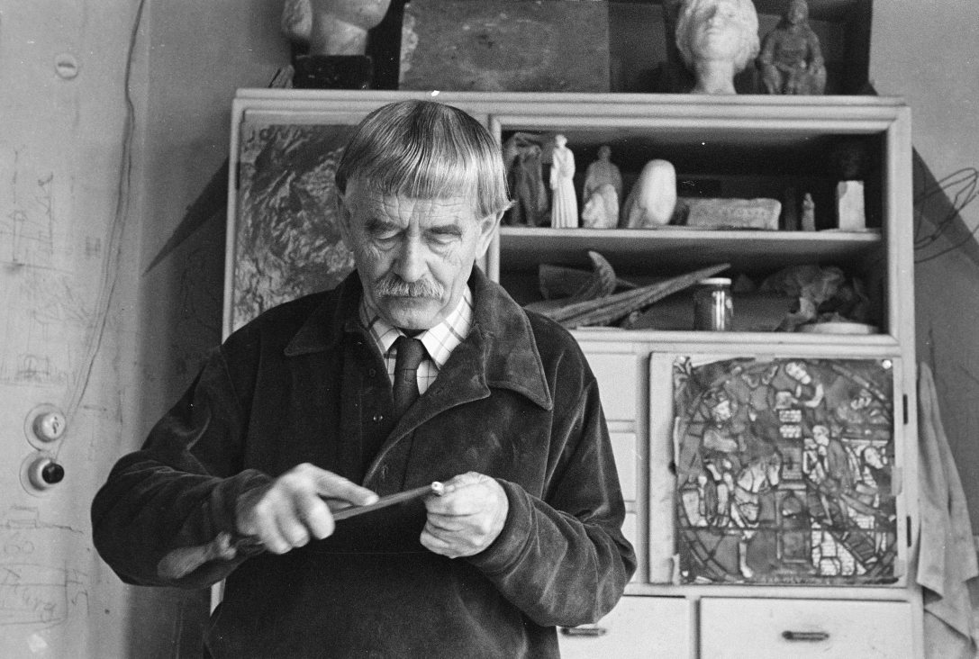Borsos Miklós szobrászművész a műtermében. Fotó: Szentkuthy Ibolya / Fortepan
