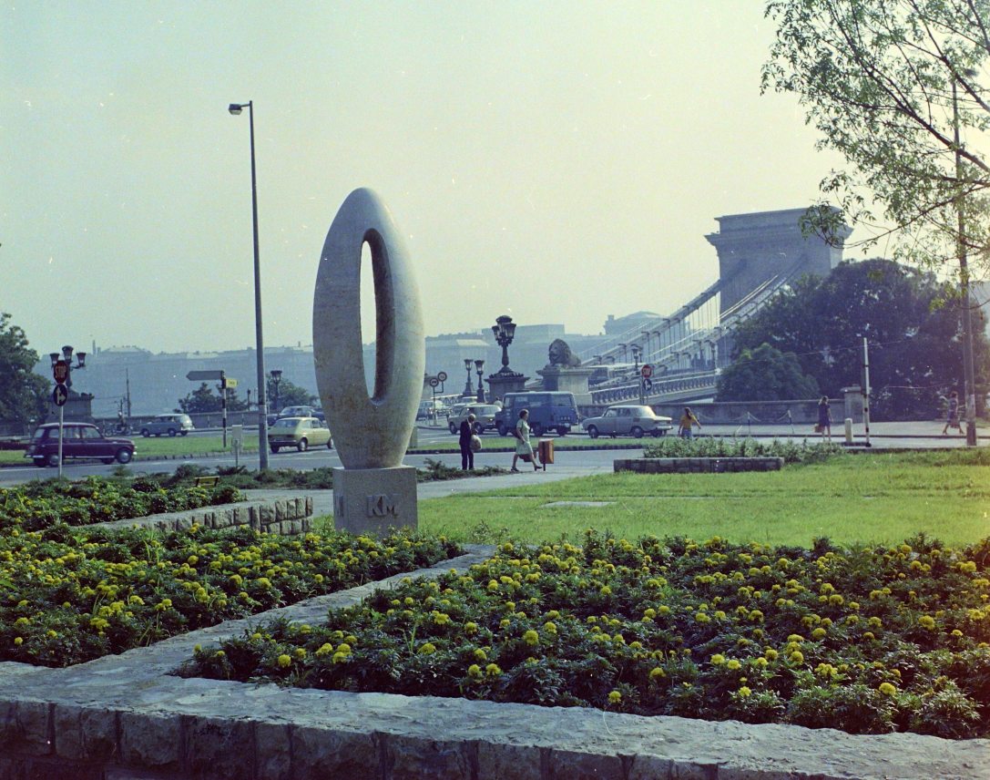 A Nulla kilométerkő  a Clark Ádám téren (Borsos Miklós, 1975.), háttérben a Széchenyi Lánchíd. Fotó: UVATERV / Fortepan