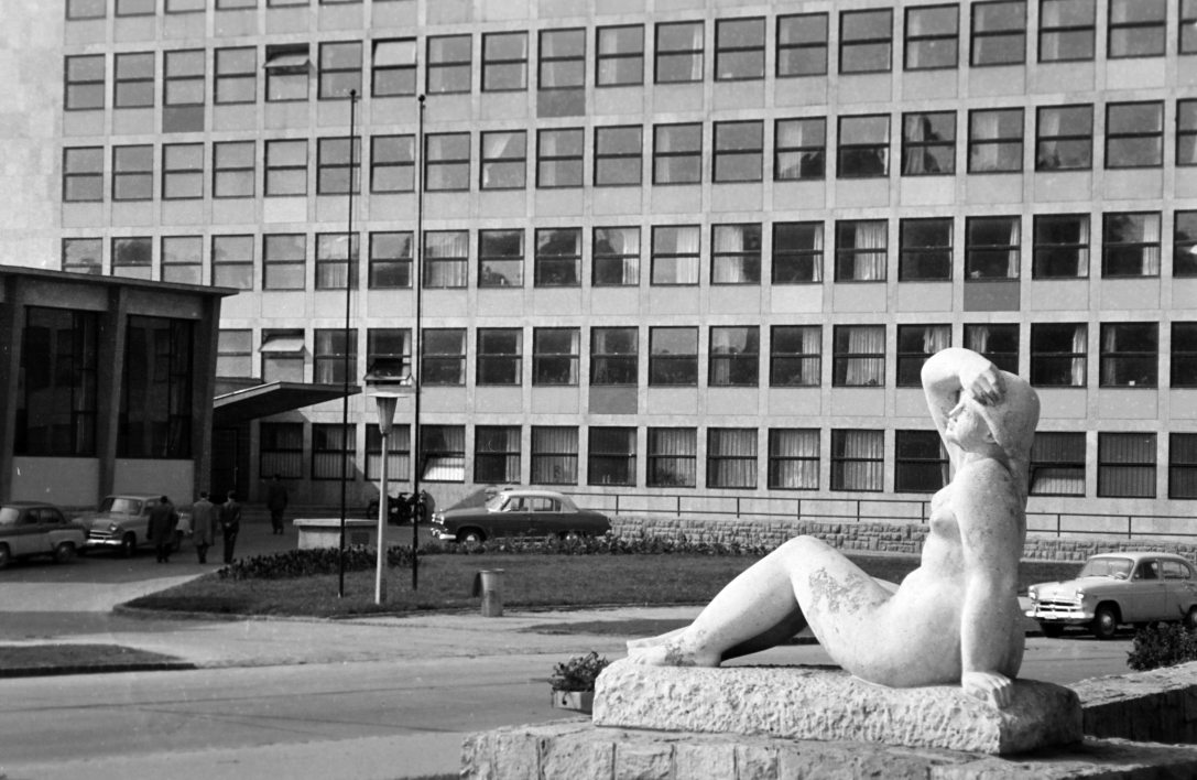 Borsos Miklós Napbanéző című szobra Pécsen, az Uránvárosban 1968-ban. Fotó: Halász Aladár / Fortepan